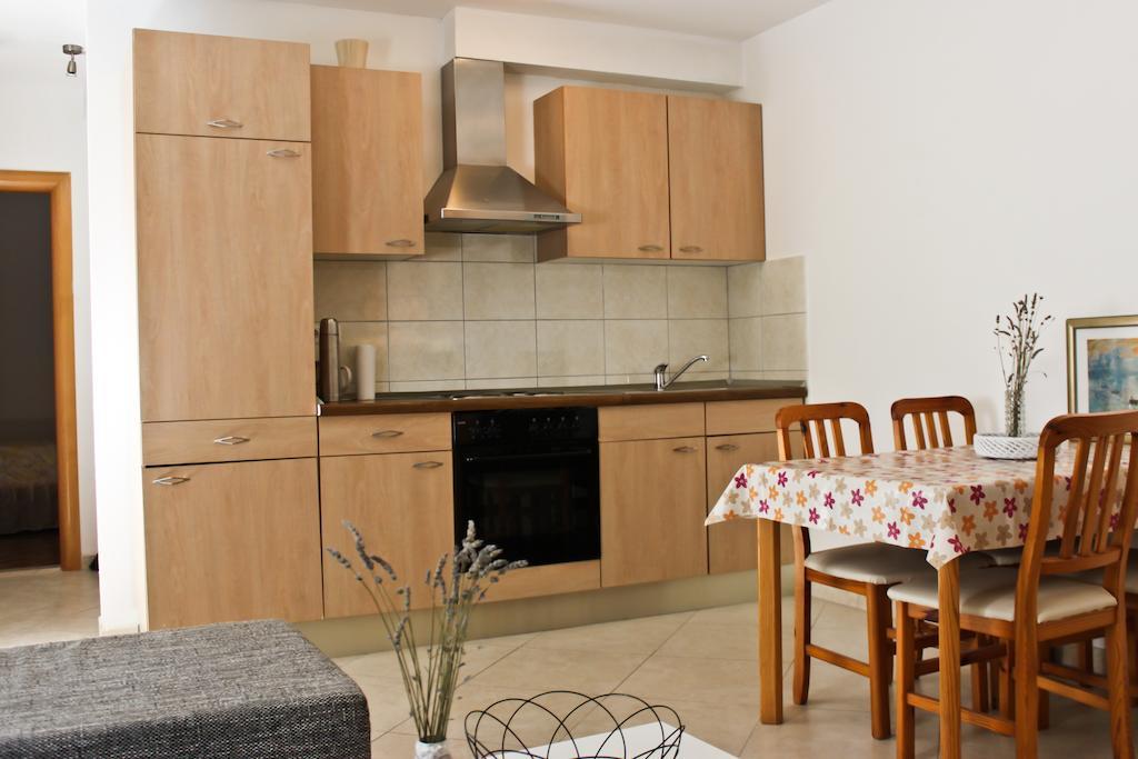Apartman Leona *